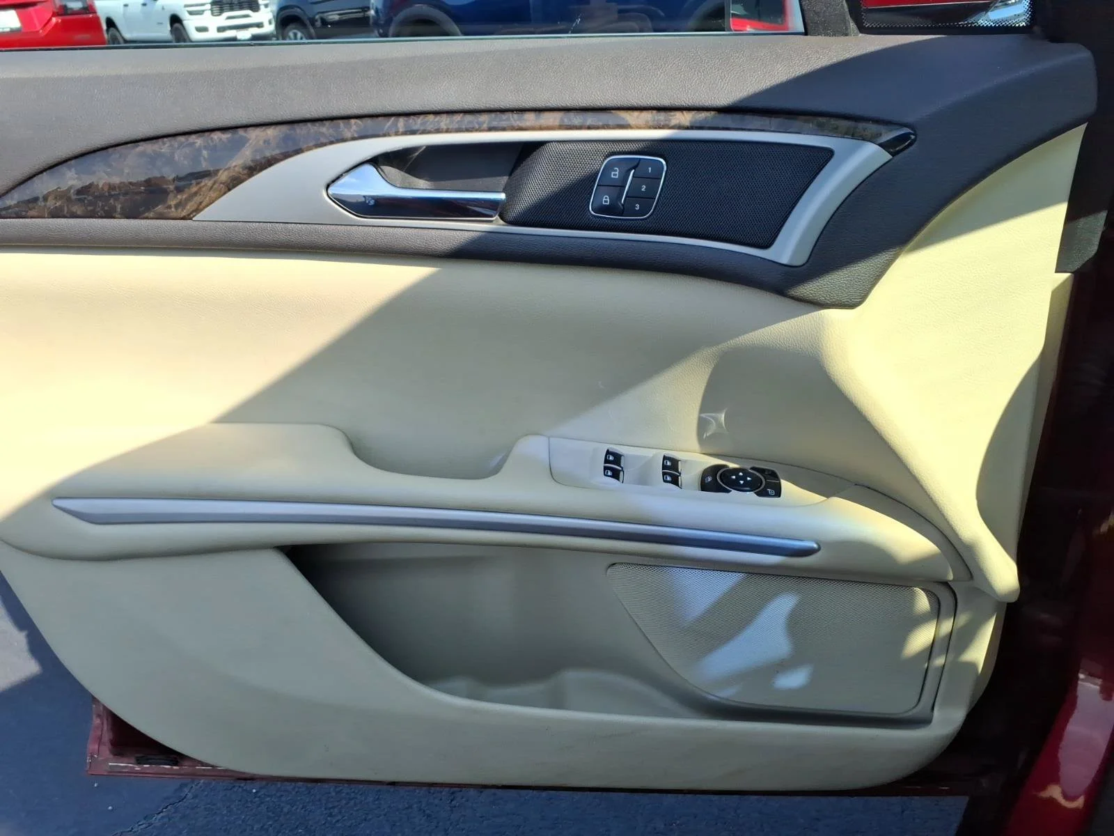Used 2014 Ruby Red Metallic Lincoln Base image 22