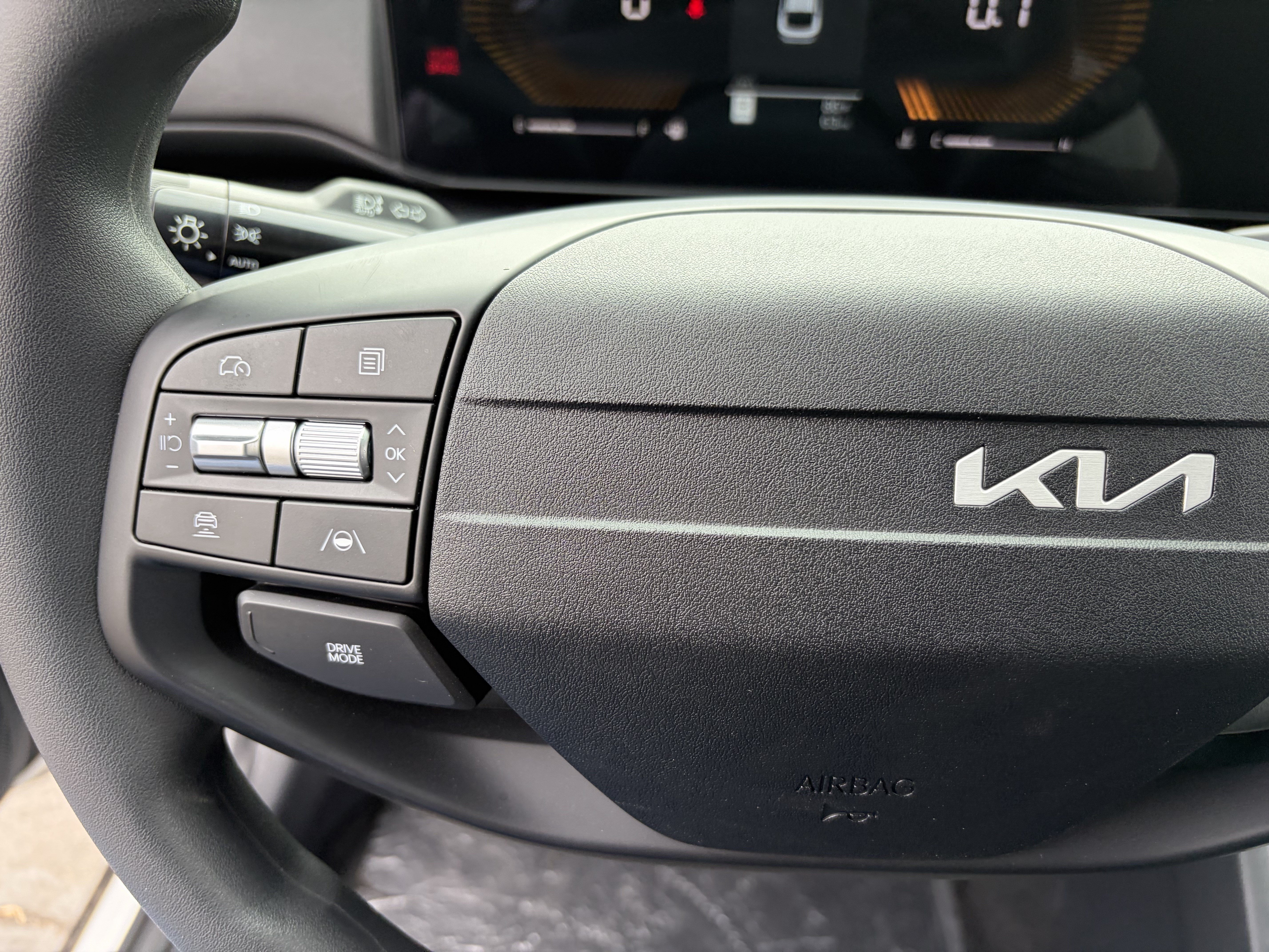 New 2026 Snow White Pearl Kia LXS image 22