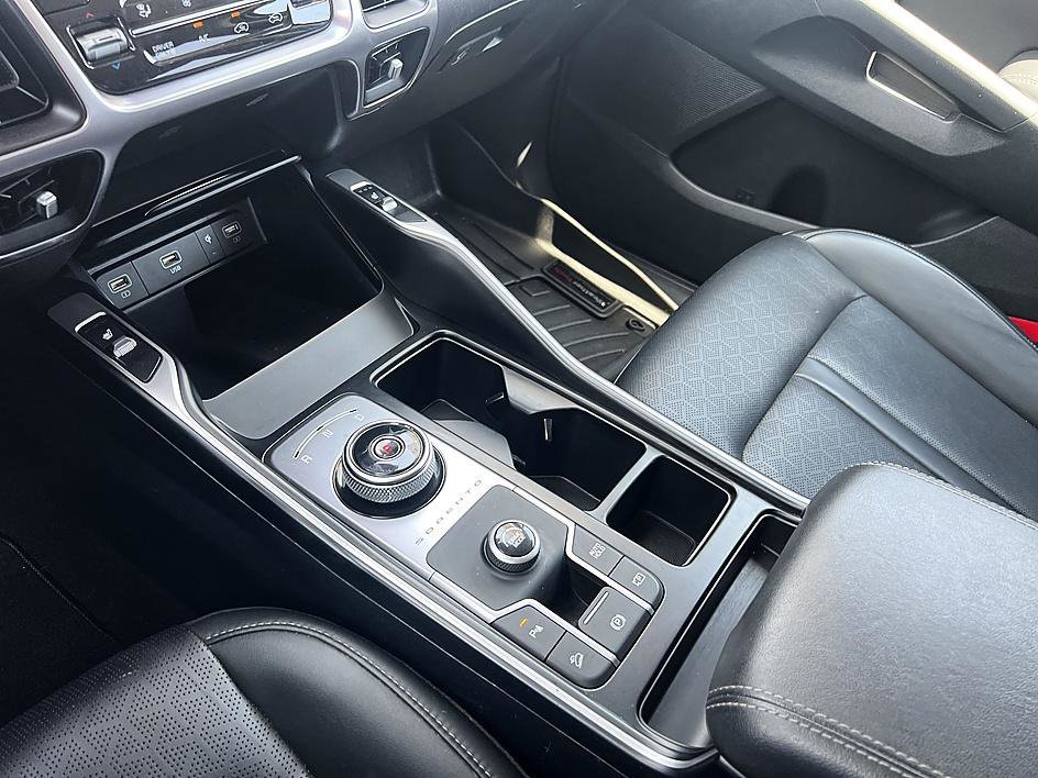 Used 2022 Snow White Pearl Kia EX image 28