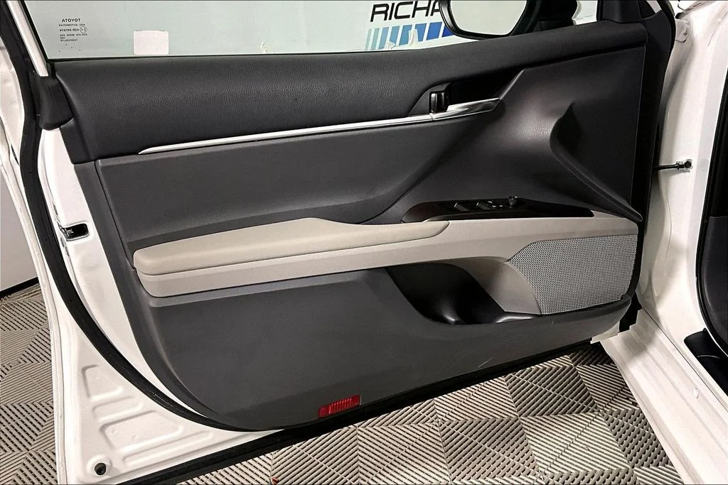 Used 2024 Ice Toyota SE image 18