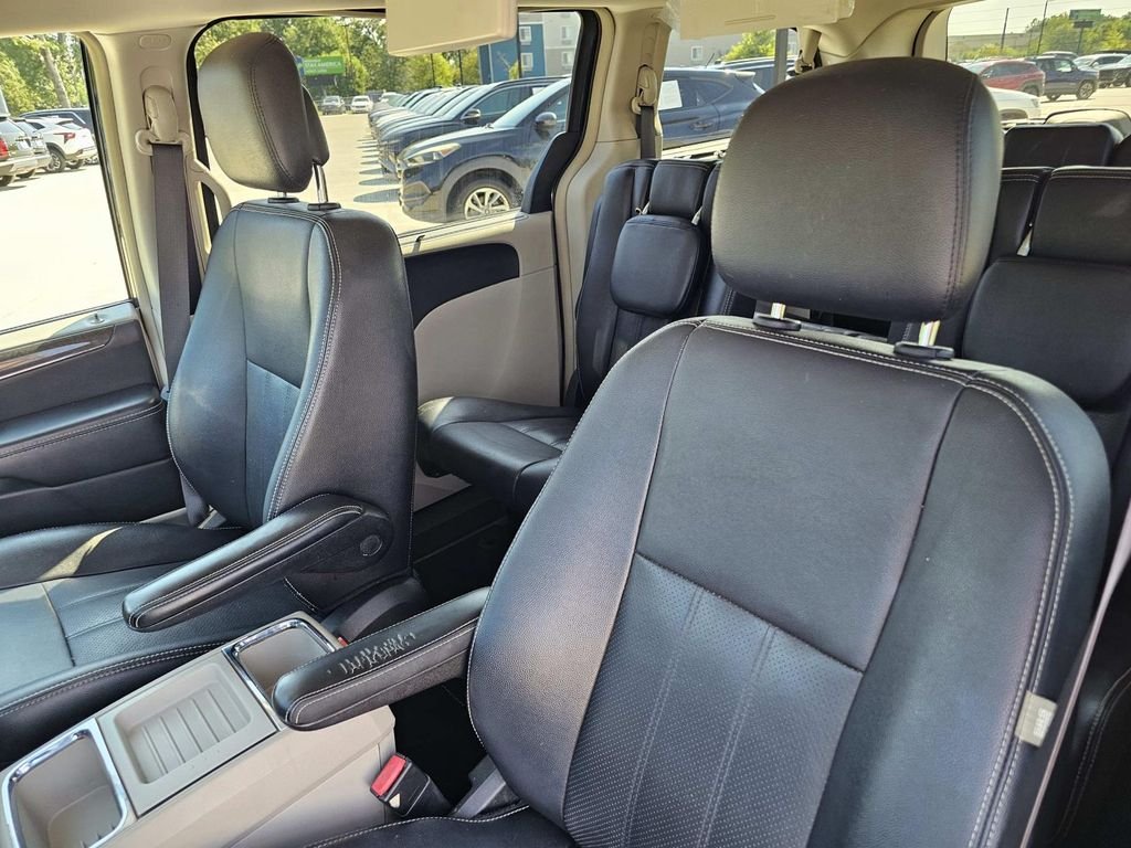 Used 2015 Black Chrysler Touring-L image 22