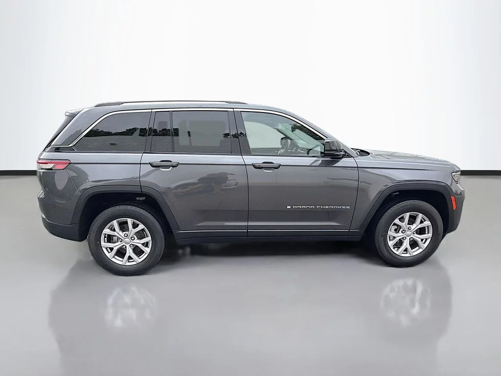 Used 2022 Gray Metallic Jeep Limited image 4