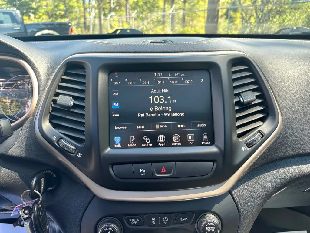 Used 2017 White Jeep Latitude image 20