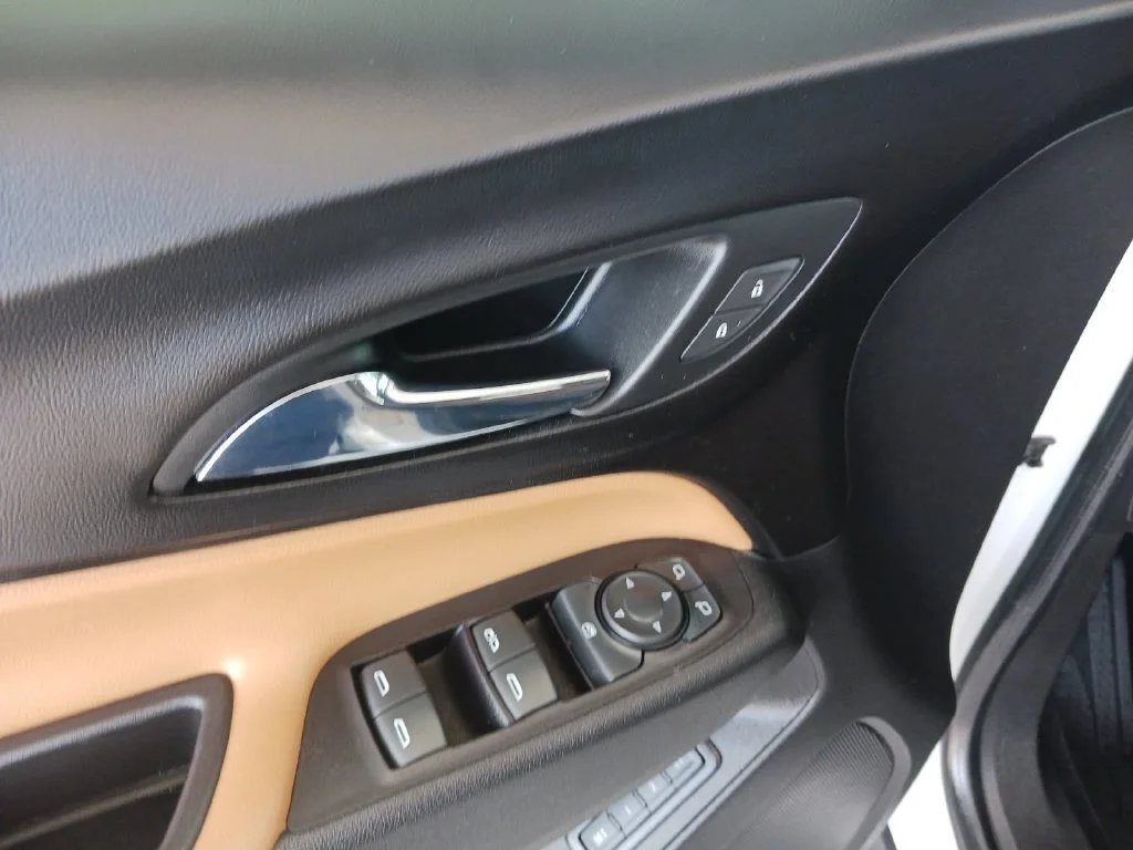 Used 2018 IRIDESCENT PEARL TRICOAT Chevrolet Premier image 31