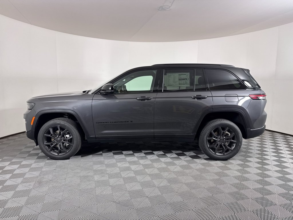 New 2025 Baltic Gray Metallic Clear-Coat Exterior Paint Jeep Limited image 15