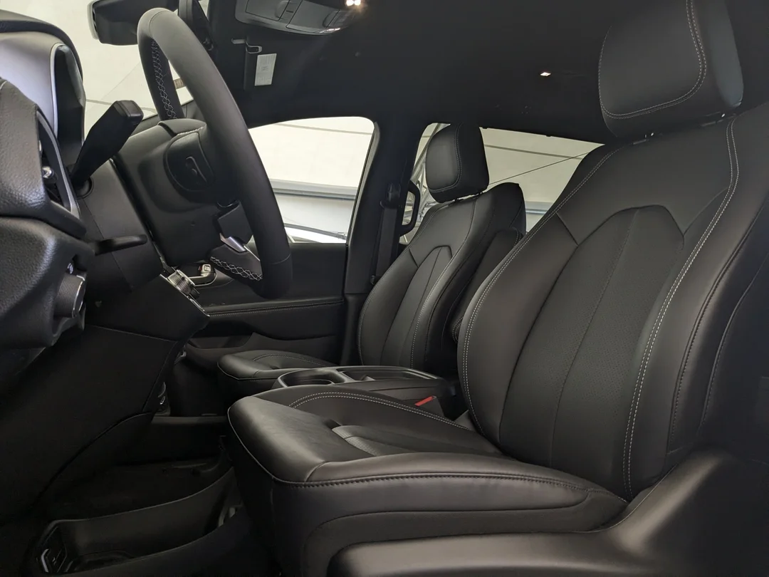 New 2027 White Chrysler Select - - FWD - Stow n Go Seating - Remote Start - Adaptive Cruise w/Stop&Go & More! image 15