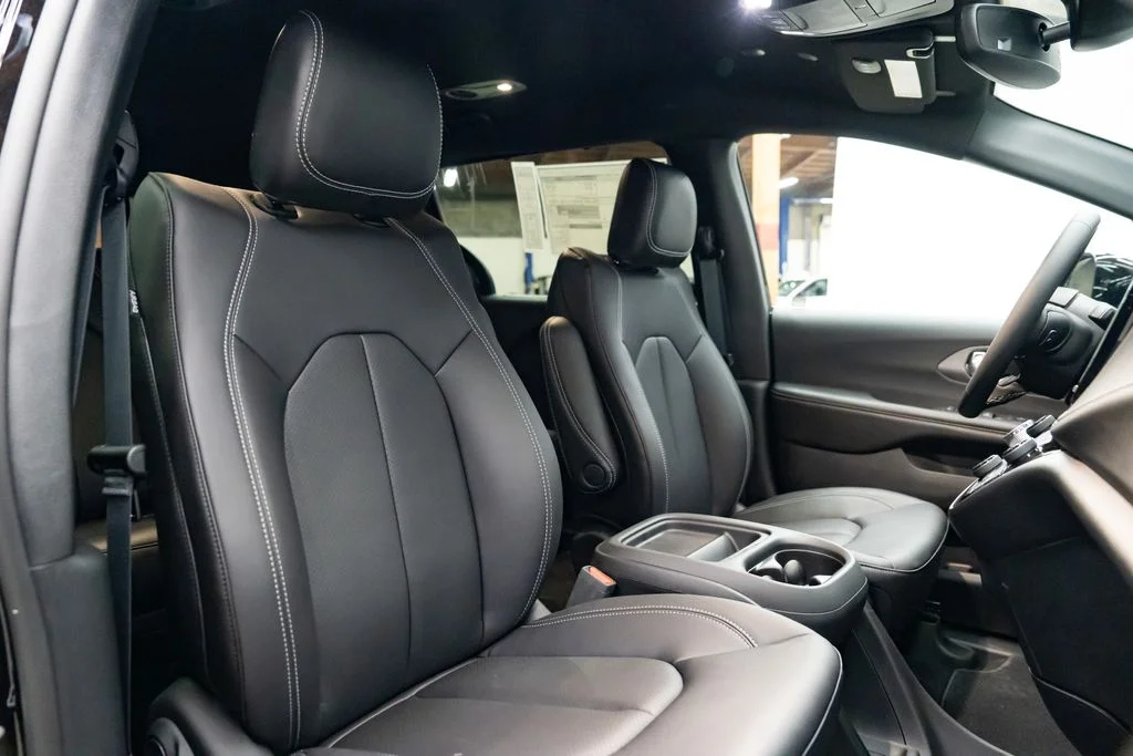 New 2027 Diamond Black Crystal Pearl-Coat Exterior Paint Chrysler Select image 27
