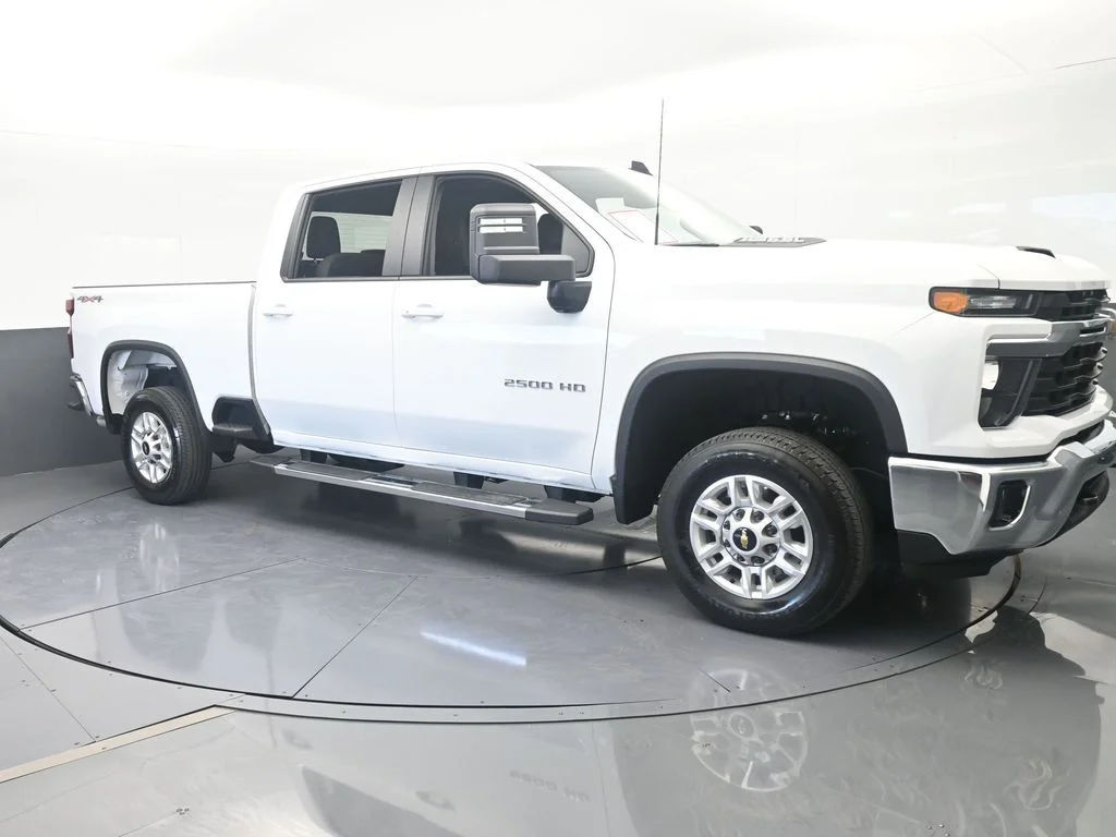 Used 2025 Summit White Chevrolet LT image 7