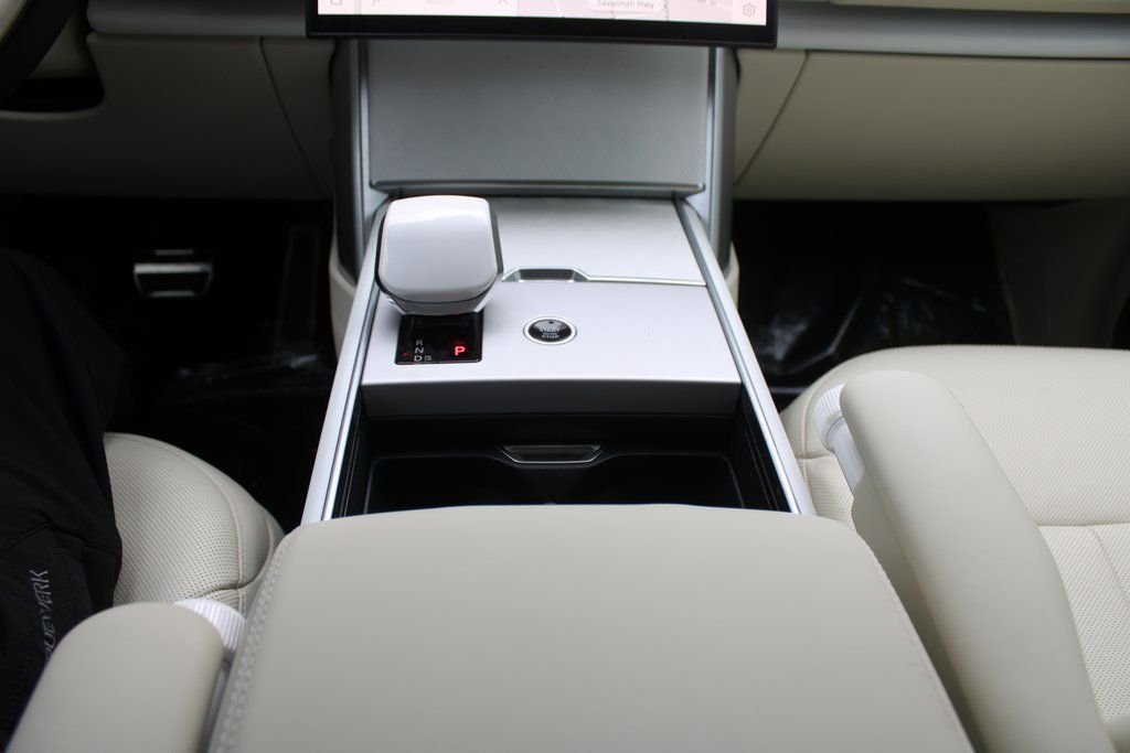 Used 2024 White Land Rover SV image 41