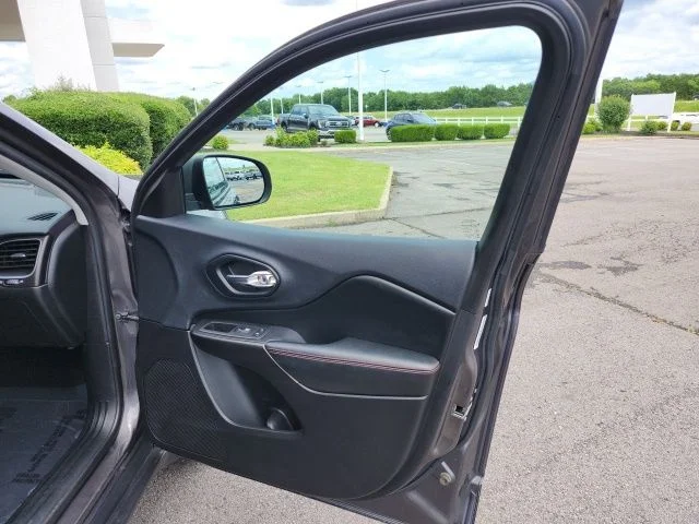 Used 2019 Crystal Metallic Jeep Trailhawk image 56