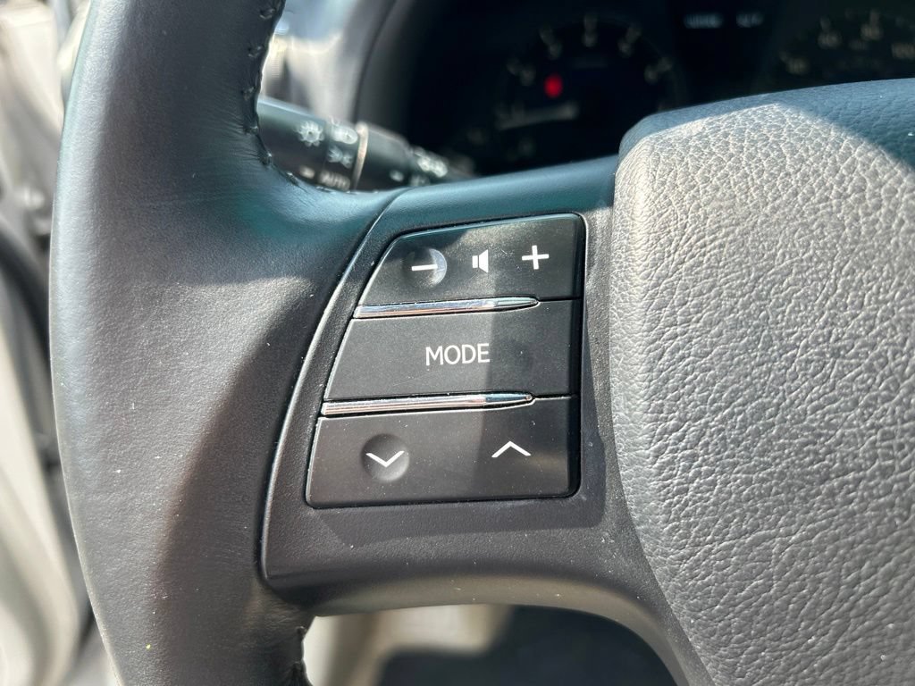 Used 2011 White Lexus  image 21