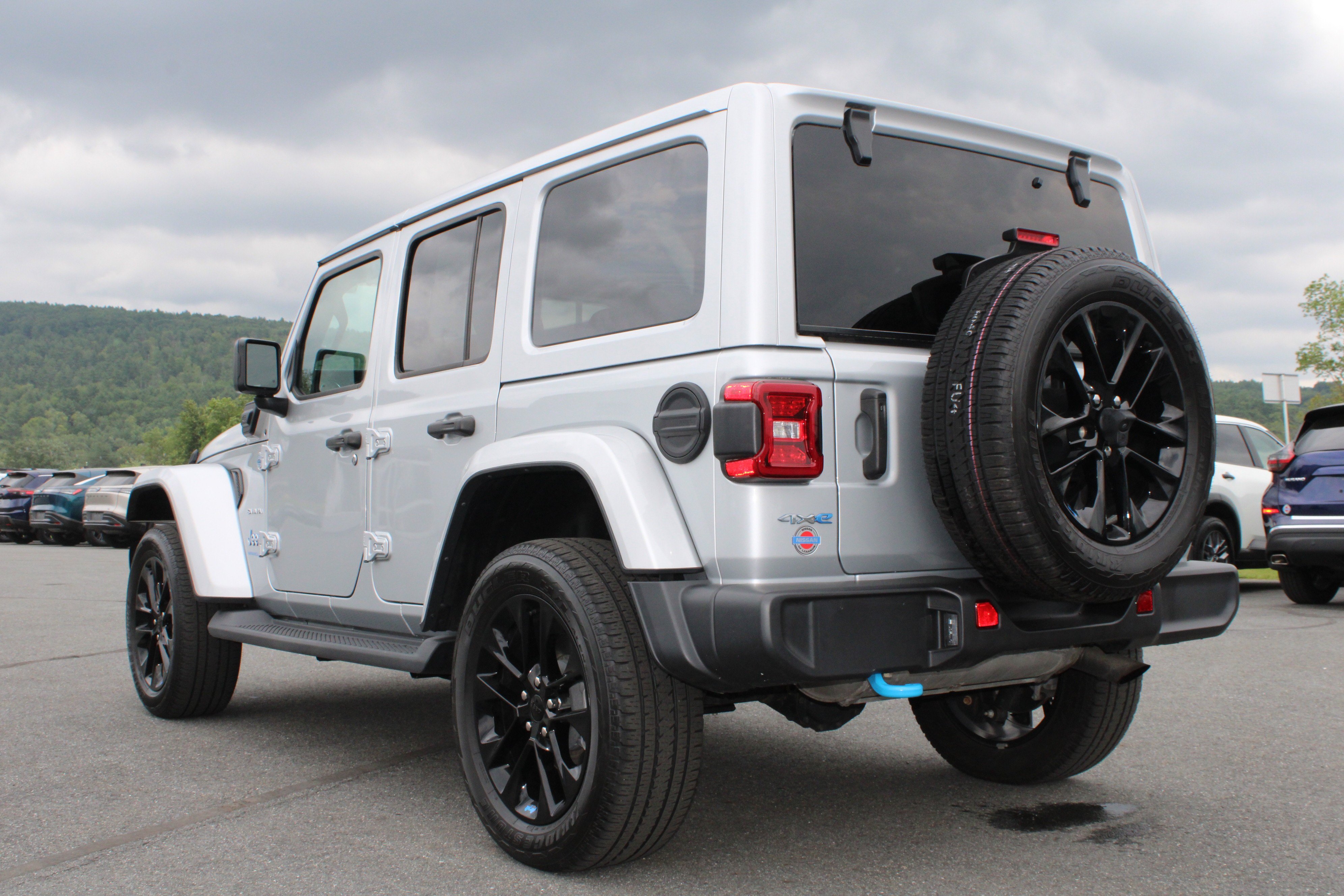 Used 2023 Silver Zynith Clearcoat Jeep Sahara image 11