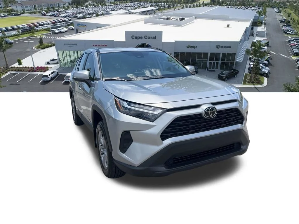 Used 2025  Toyota XLE image 8