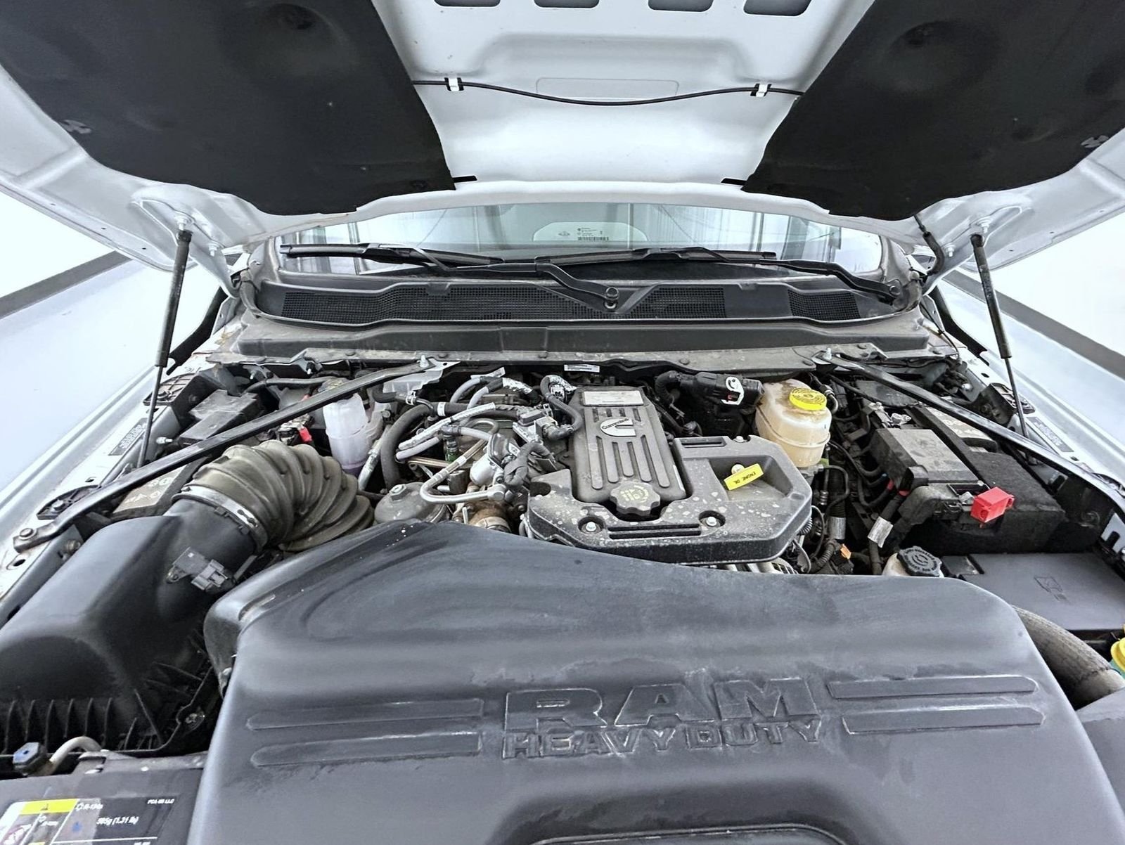 New 2025 Bright White Clear-Coat Exterior Paint RAM Laramie image 25