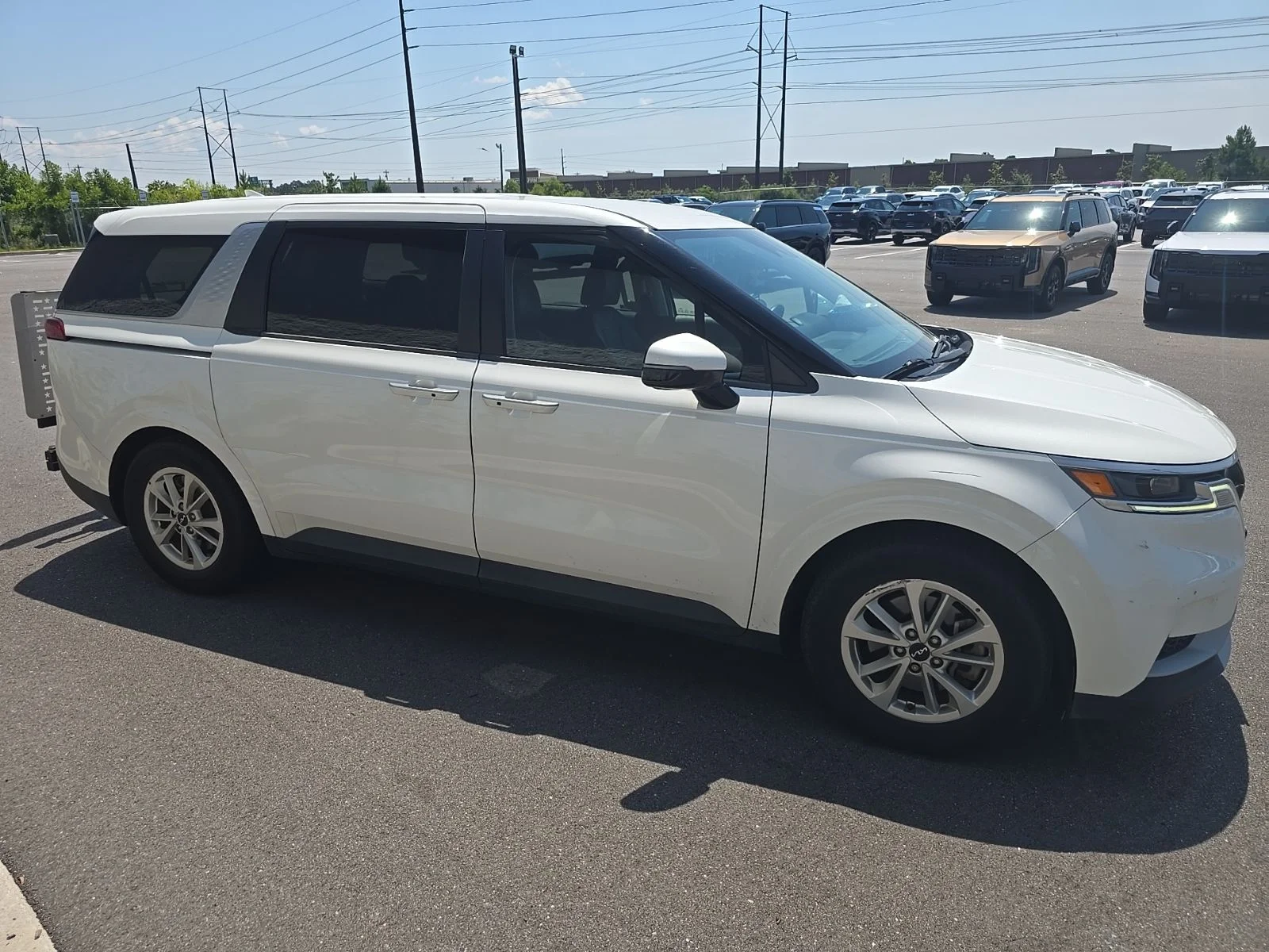 Used 2022 Snow White Pearl Kia LXS image 3