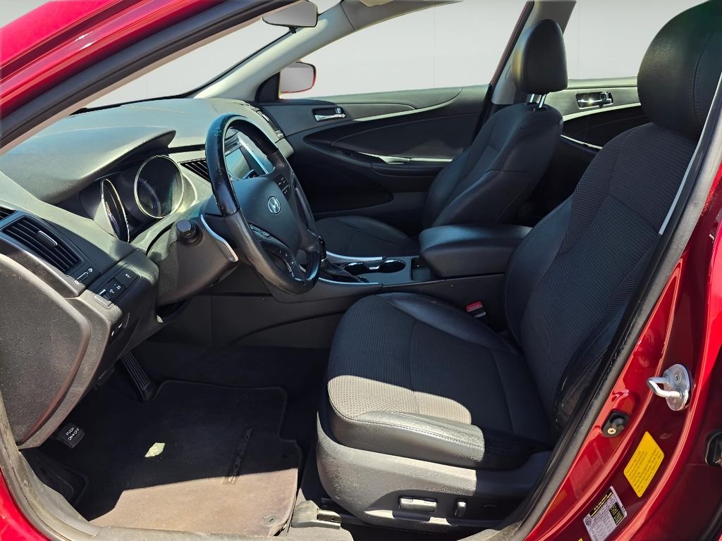 Used 2011 Venetian Red Hyundai SE image 9