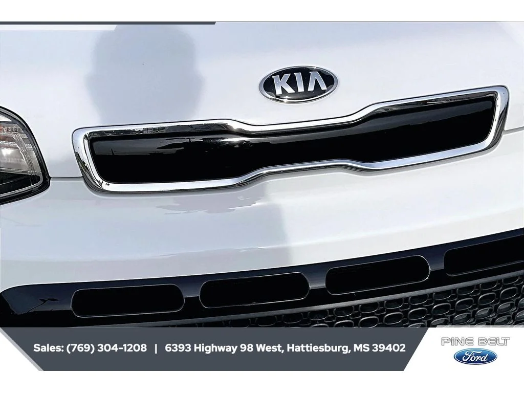 Used 2016 Clear White Kia + image 24