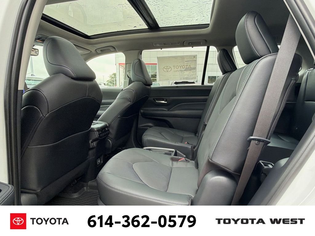 New 2026 Wind Chill Pearl Toyota Platinum image 11