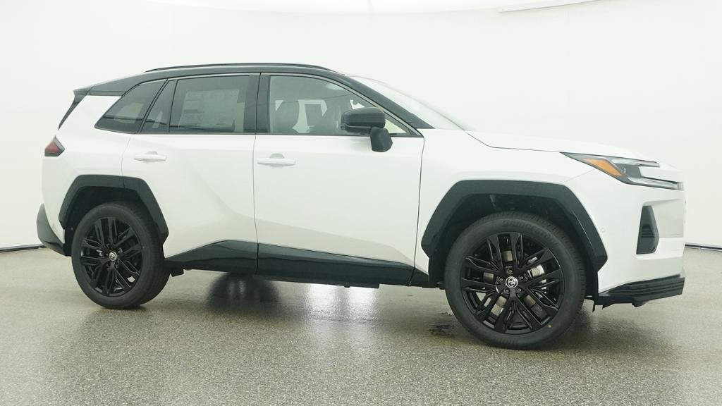 New 2026 Wind Chill Pearl with Midnight Black Metallic roof Toyota XSE image 5