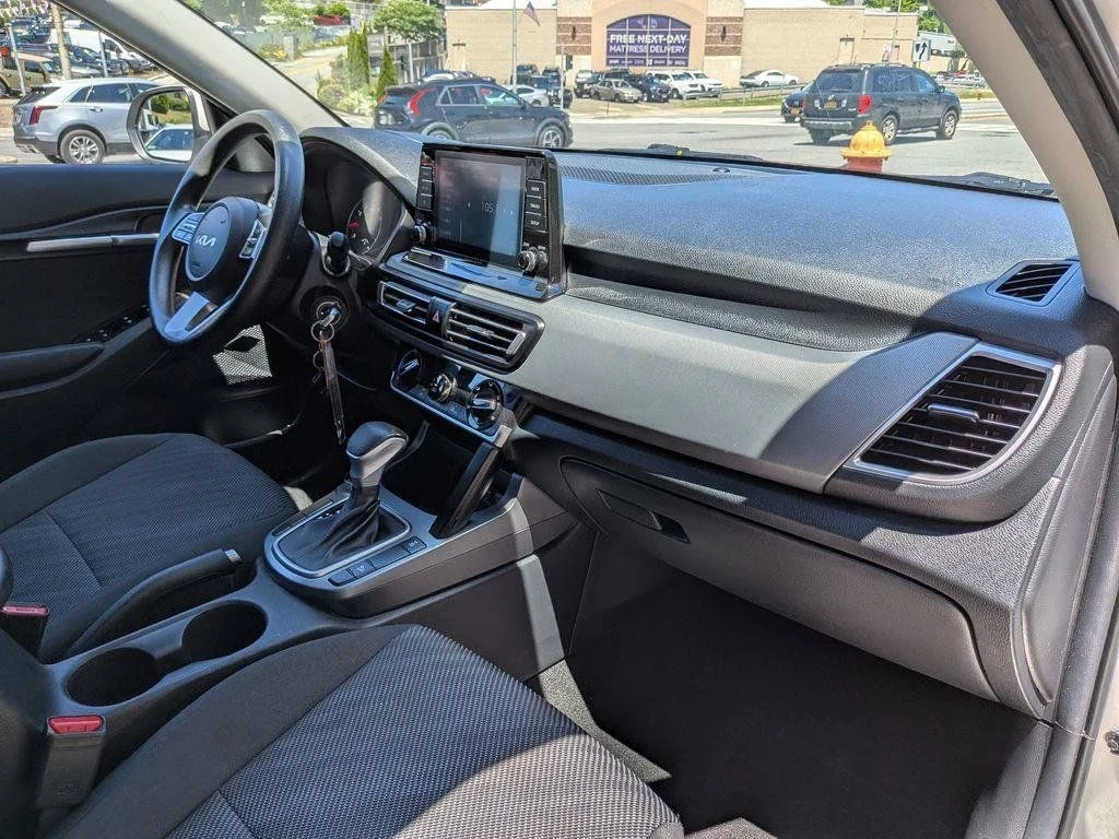 Used 2022 White Kia LX image 23