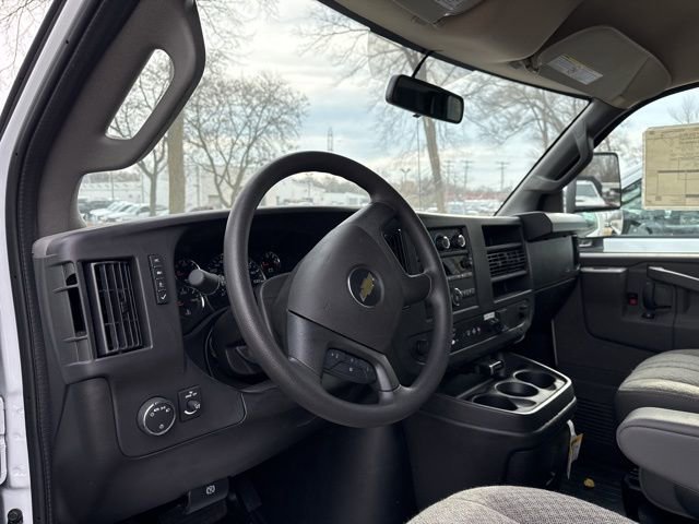 New 2025 Summit White Chevrolet 1WT image 14