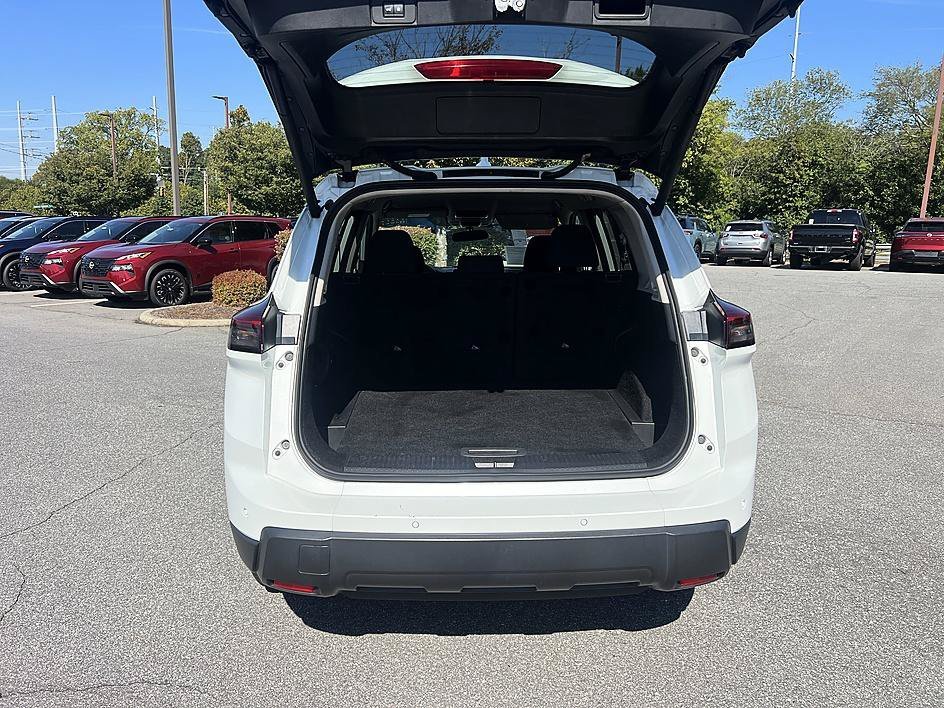 Used 2025 Everest White Pearl Nissan SV image 15