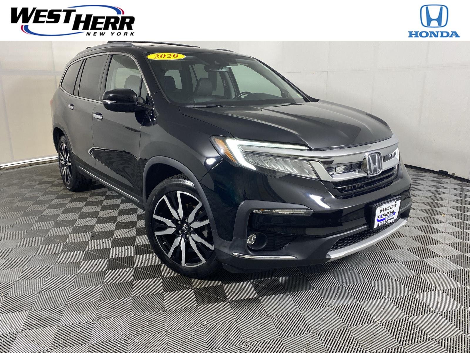 Used 2020 Crystal Black Pearl Honda Touring w/Rear Captain