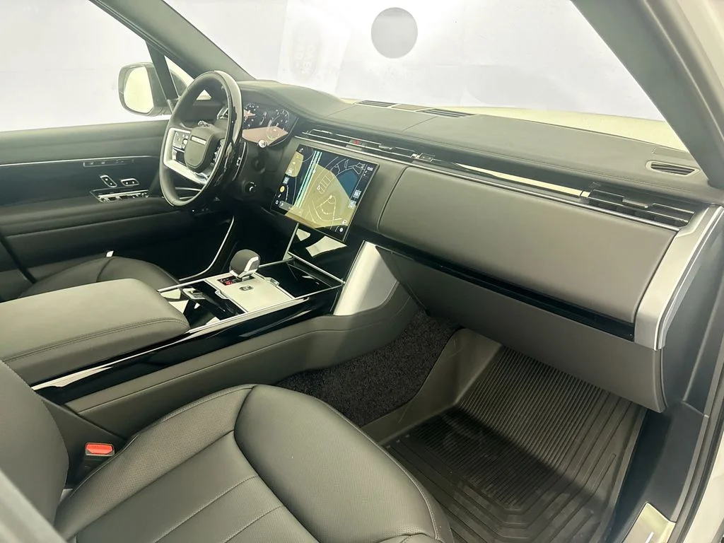 New 2026 Fuji White Land Rover SE image 30