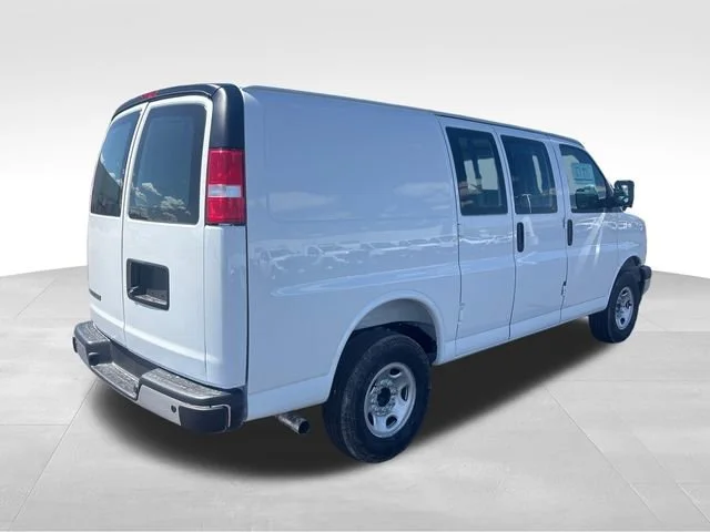 New 2026 Summit White Chevrolet WT image 5