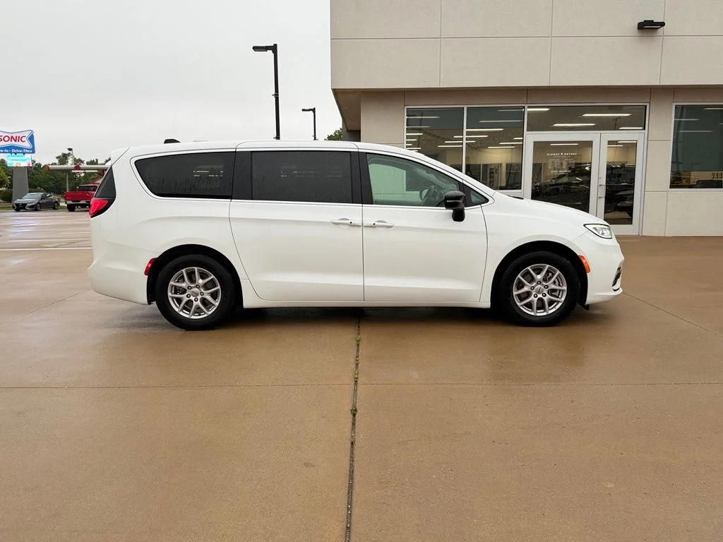 Used 2024 White Chrysler Touring L image 3