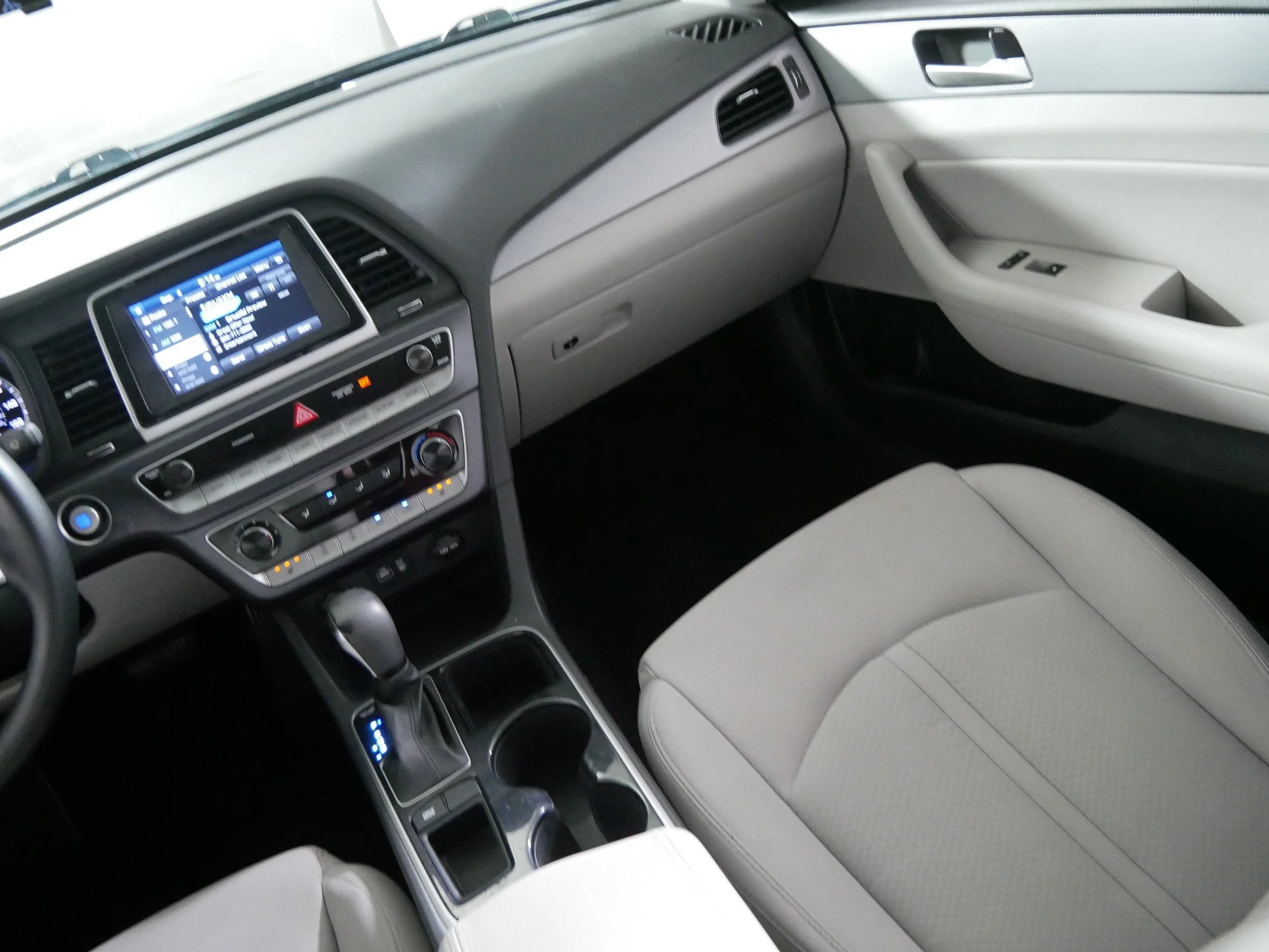 Used 2018 Phantom Black Hyundai SEL image 11