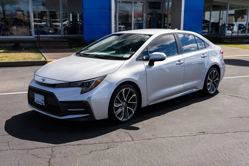 Used 2021  Toyota SE image 2