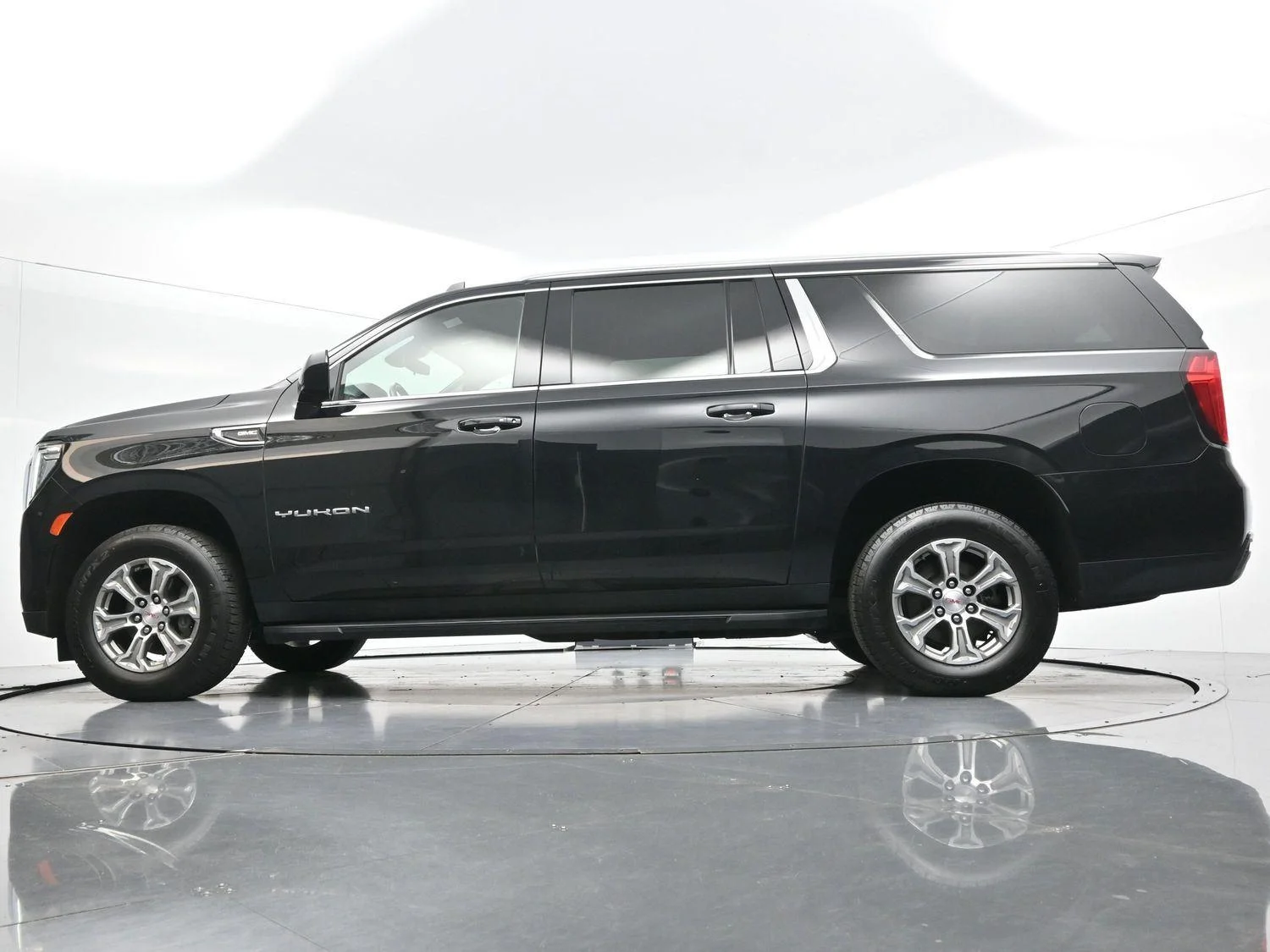 Used 2023 Onyx Black GMC SLE image 47