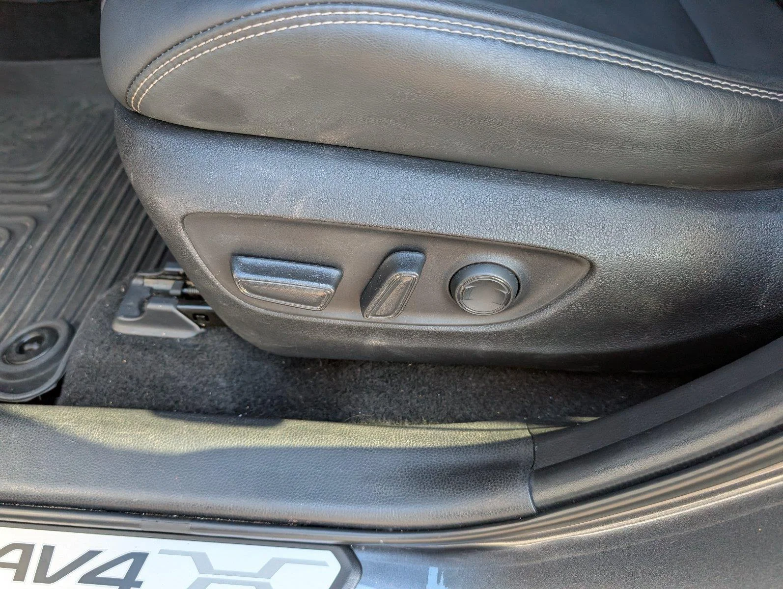 Used 2022 Magnetic Gray Metallic Toyota XLE Premium image 14