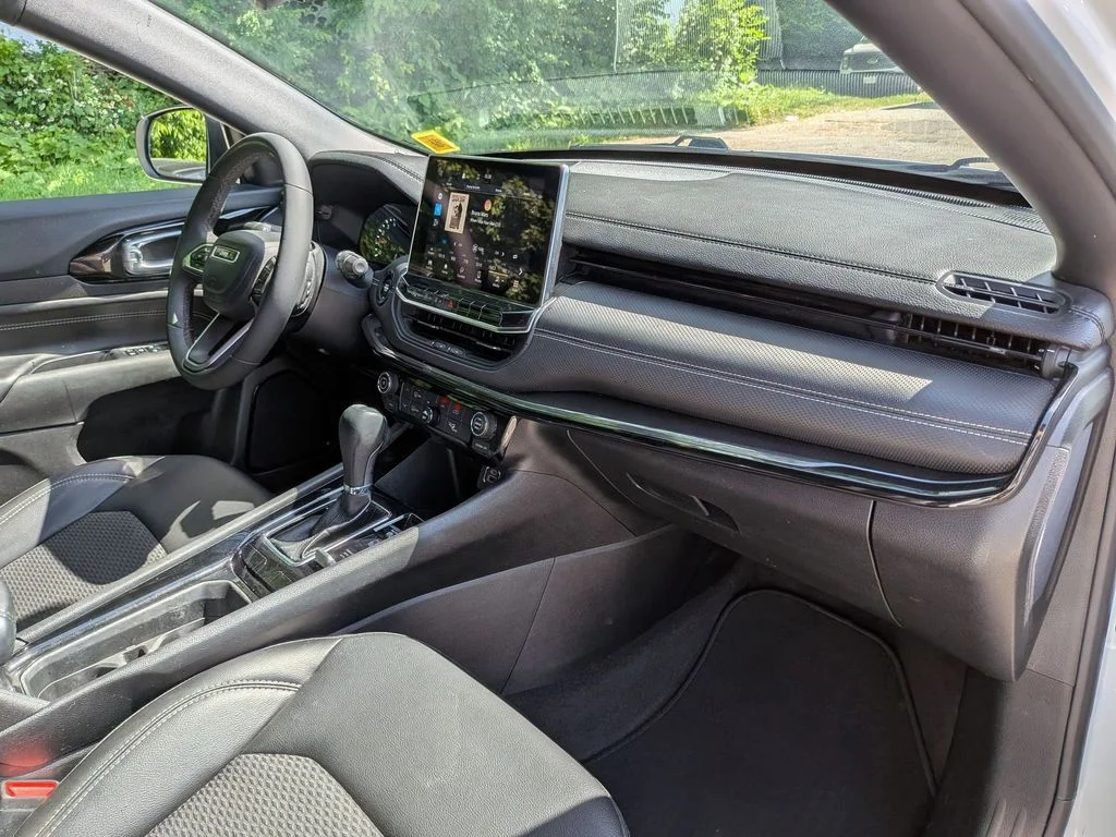 Used 2023 White Jeep Latitude image 23