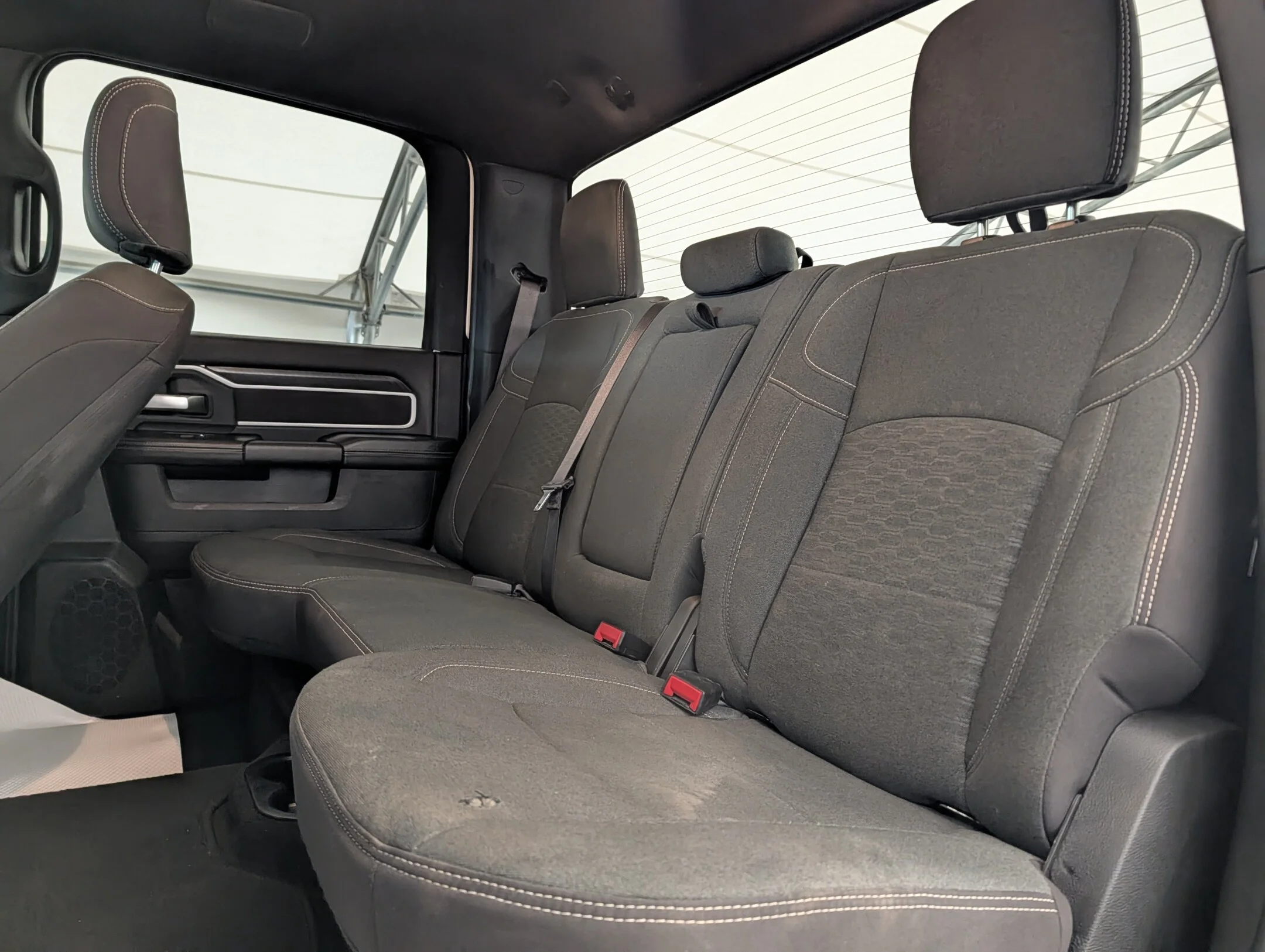Used 2025 White RAM Big Horn - Level I - 6.4L HEMI - Apple CarPla - Big Horn 4x4 Crew Cab 64 Box image 27