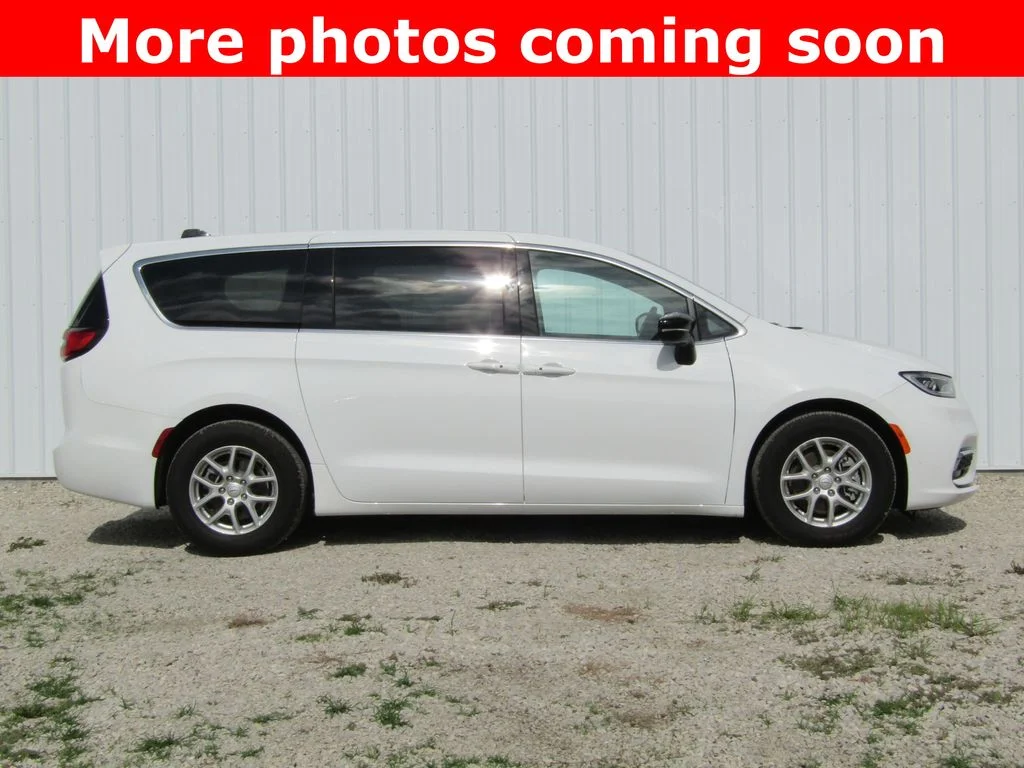 Used 2026 Chrysler Pacifica Select with VIN 2C4RC1BG4TR204230 for sale in Kansas City