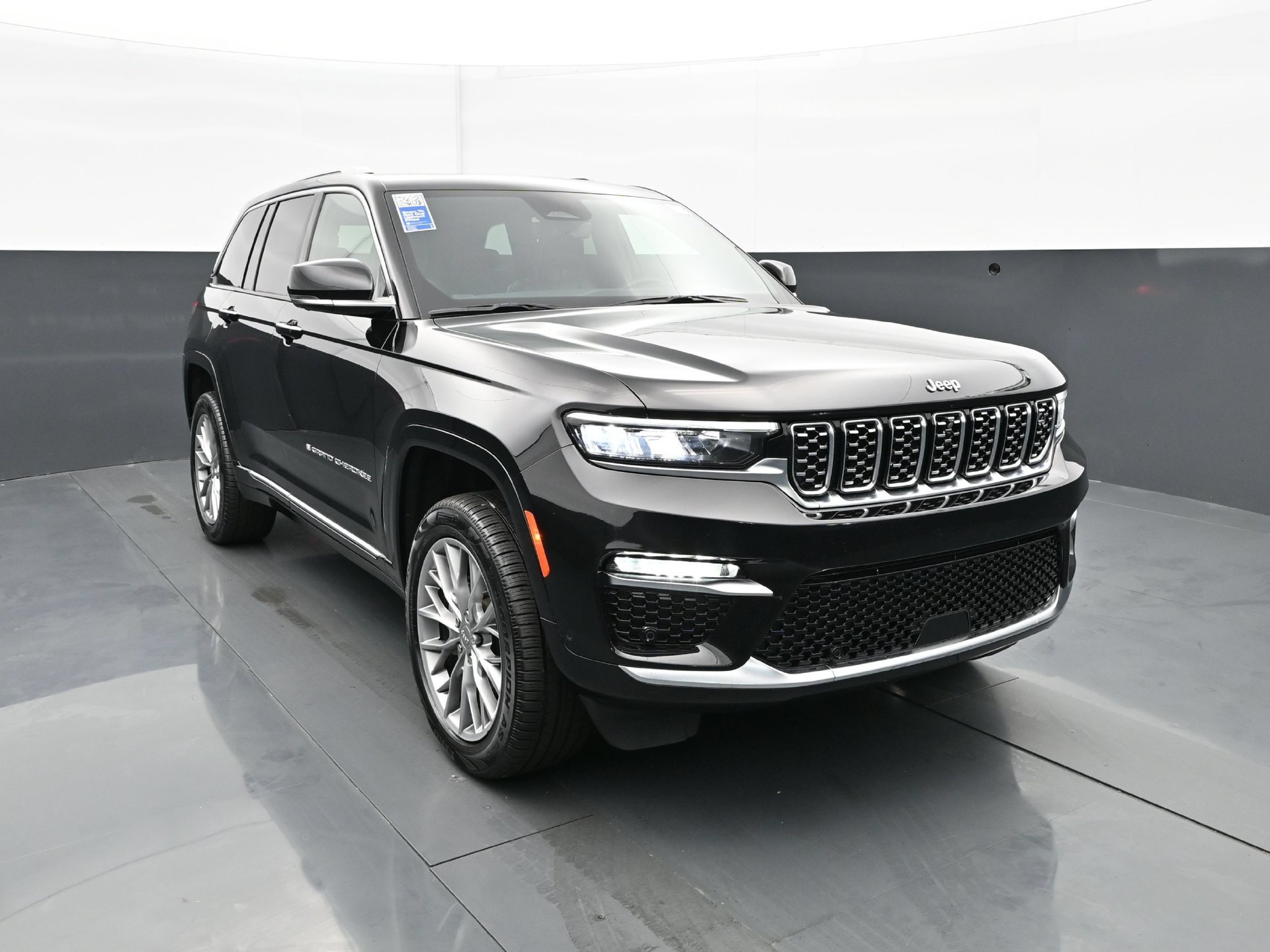 Used 2023 Diamond Black Crystal Pearlcoat Jeep Summit image 11