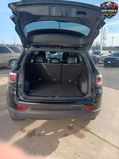 New 2026 Diamond Black Crystal Pearlcoat Jeep Latitude image 21