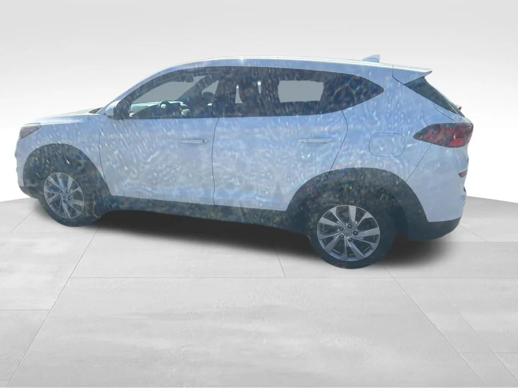 Used 2019 White Hyundai SE image 13