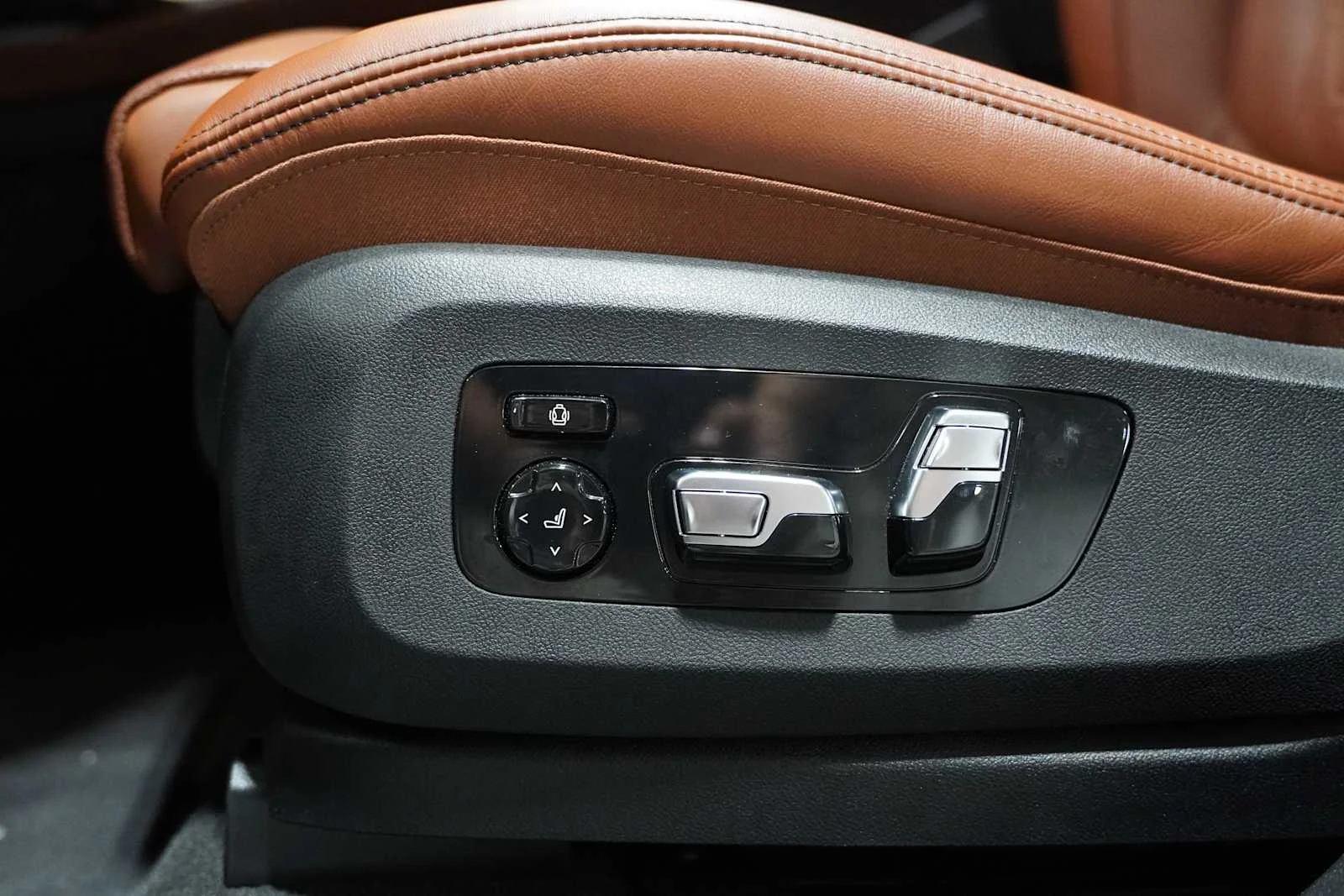 Used 2026 Brooklyn Grey Metallic BMW M60i image 14