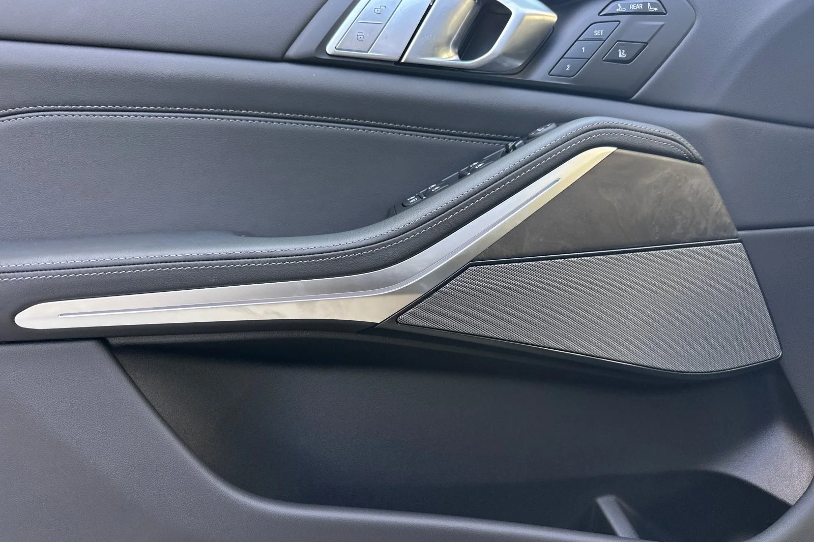 New 2027 Dravit Grey Metallic BMW xDrive40i image 10