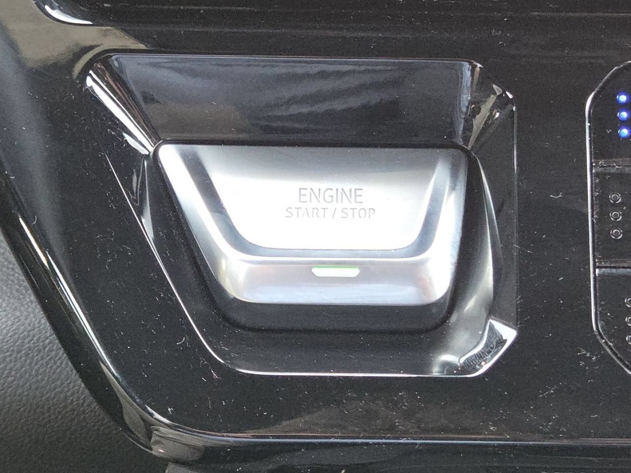 Used 2025 Summit White GMC AT4 image 8