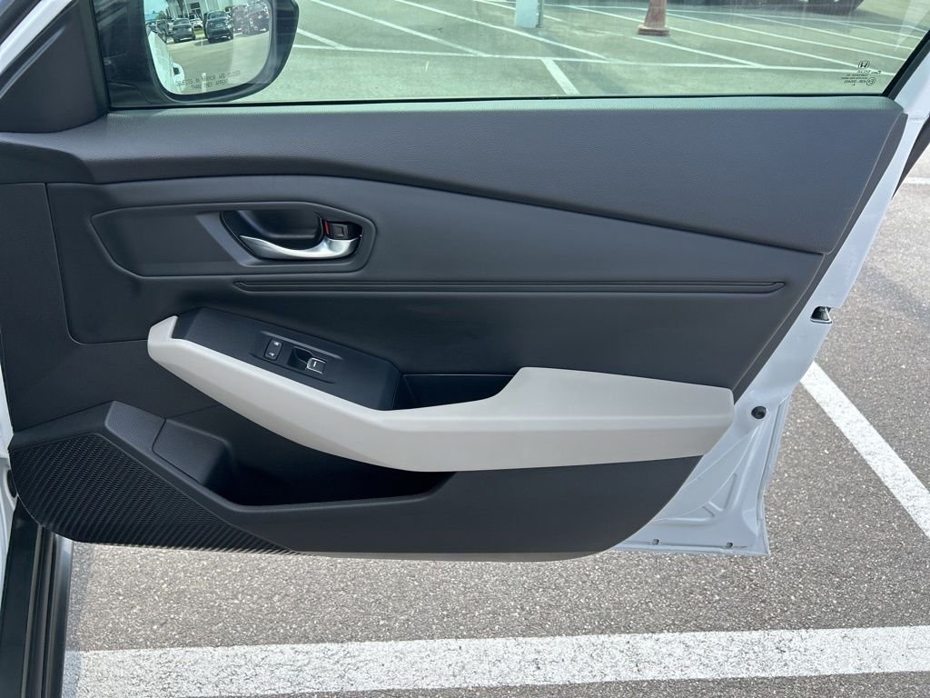 Used 2025  Honda SE image 38