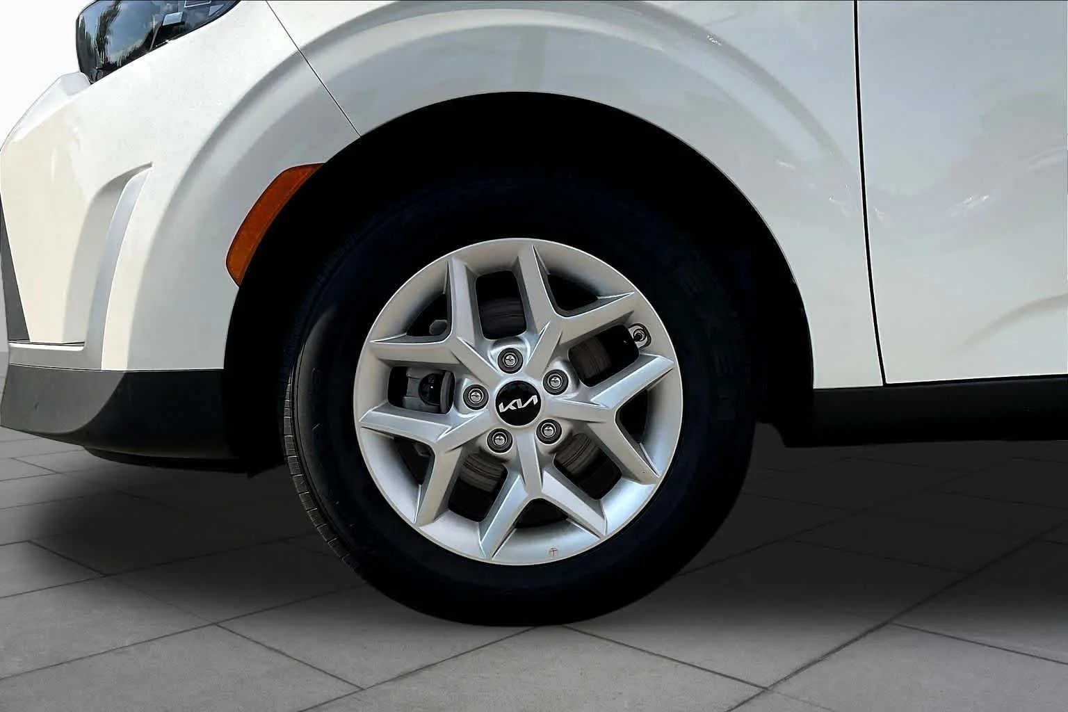 Used 2025 Snow White Pearl Kia LX image 11