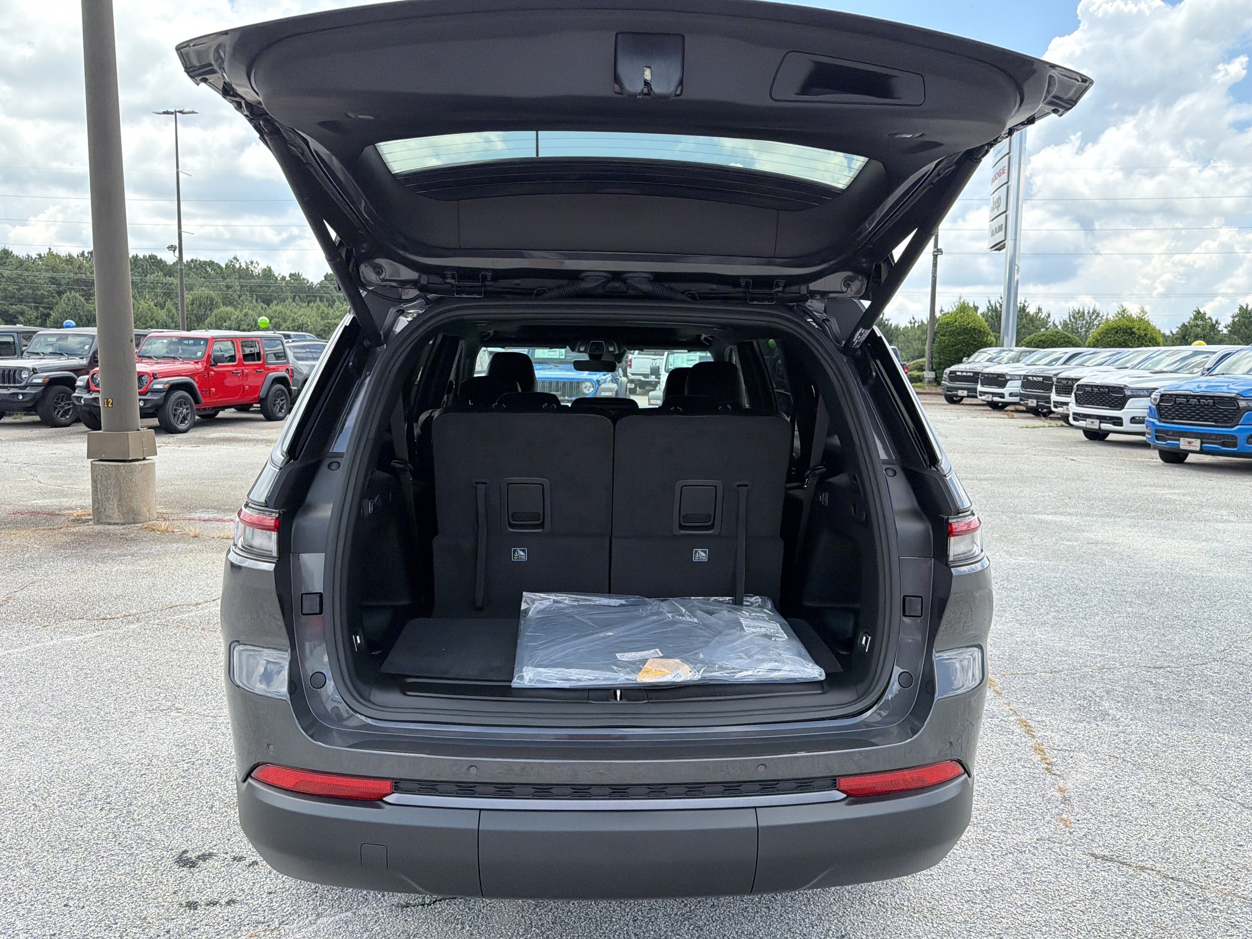 New 2026 Baltic Gray Metallic Clear-Coat Exterior Paint Jeep Laredo Altitude image 18