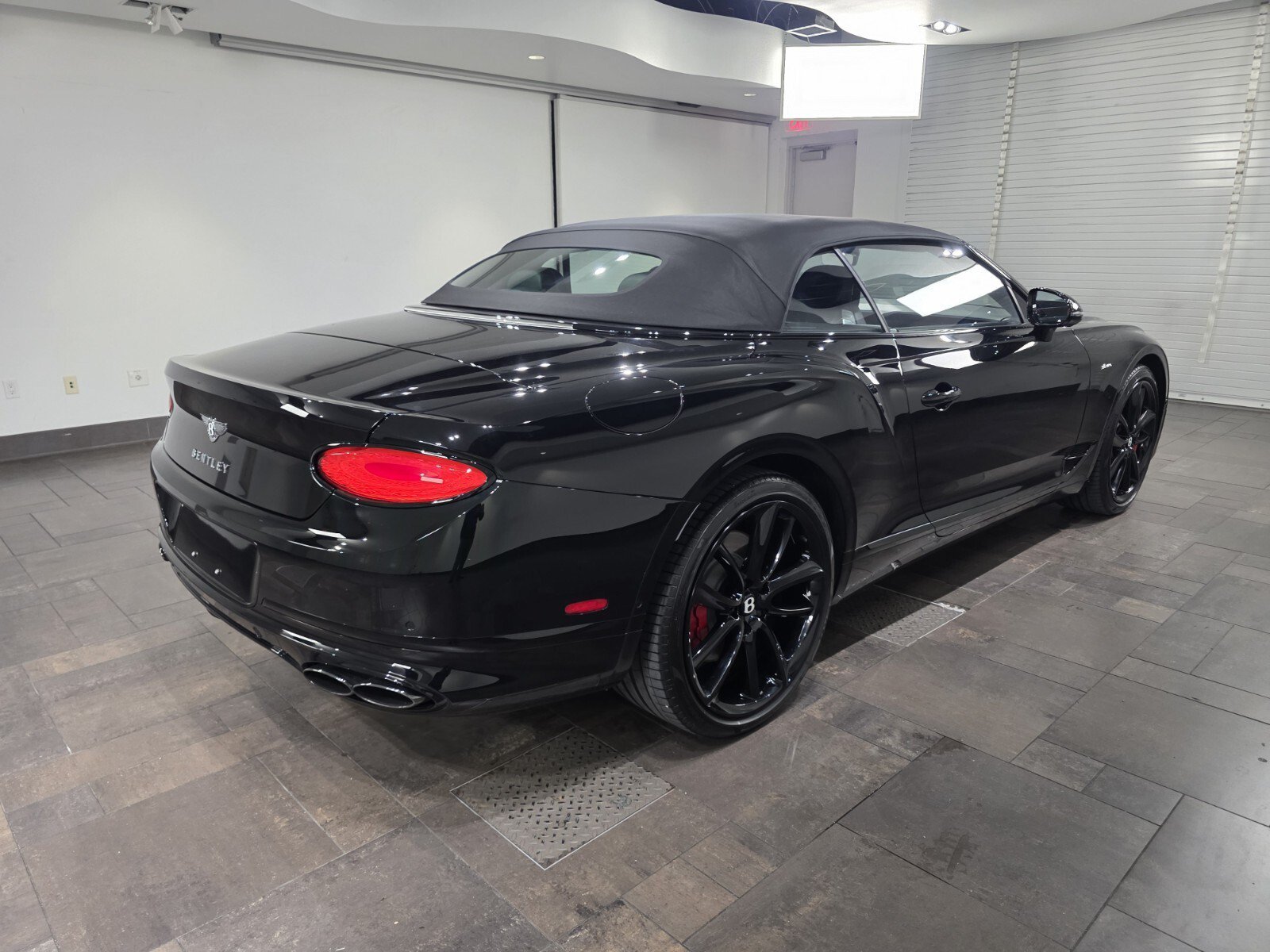 Used 2023 Beluga Bentley GT Azure image 21