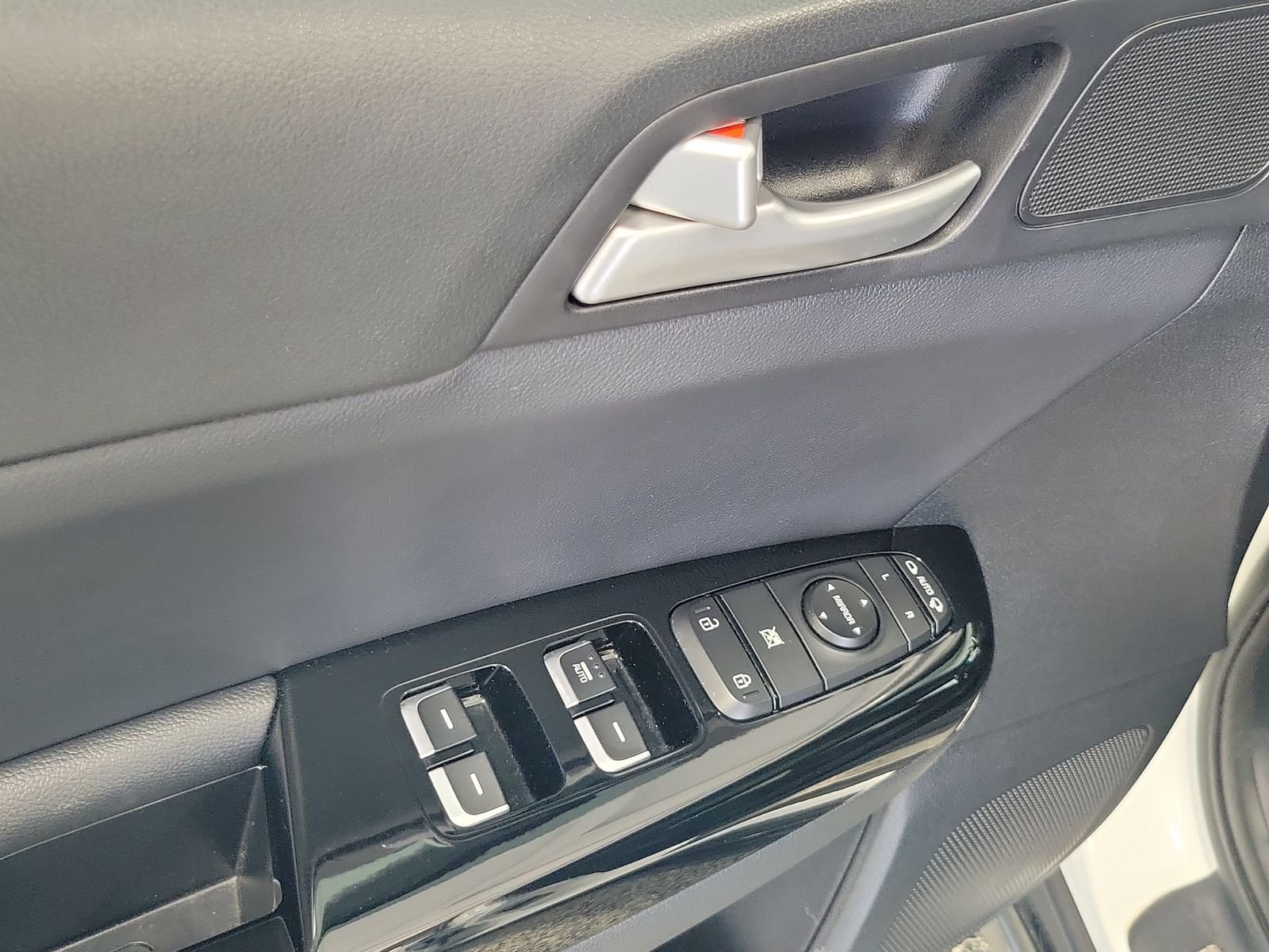 Used 2021 White Kia S image 7