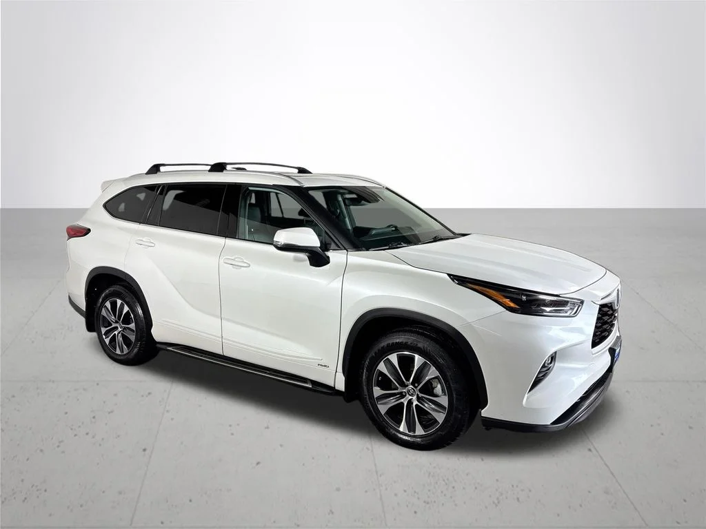 Used 2022 Beige Toyota XLE image 4