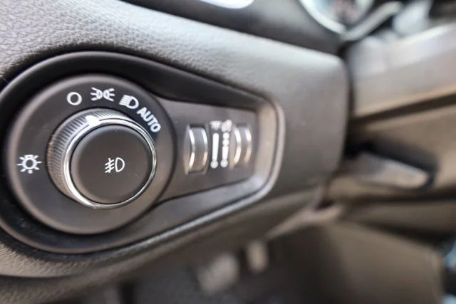 Used 2023 White Jeep Latitude image 20